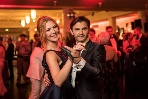 Pop-Sängerin und Co-Moderatorin Debbi tanzt zum 24. Leipziger Opernball mit Moderator Lenn Kudrjawizki. Foto: Felix Abraham