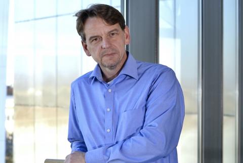 Tomáš Kubíček am Eingang der Mährischen Landesbibliothek in Brünn.  Fotograf: Pavel Charousek