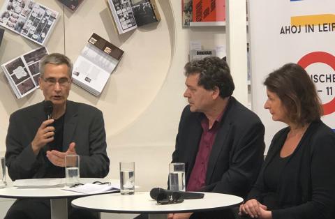 Podiumsdiskussion „Gute Nachbarschaften - Was kann Literatur beitragen?“ mit dem Berliner Literaturkritiker Jörg Plath, Moderator Thomas Geiger, Literarisches Colloquium Berlin und der Prager Schriftstellerin Radka Denemarková. Foto: Ruth Justen